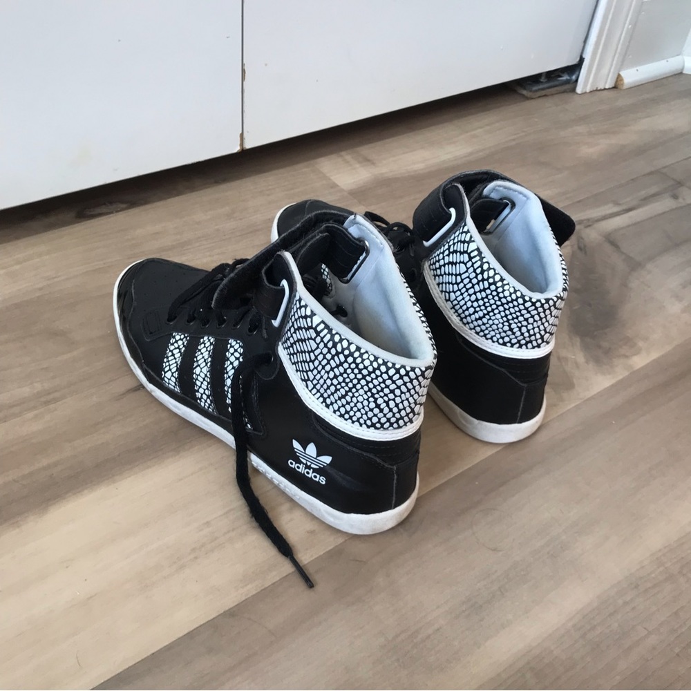 low top black and white adidas